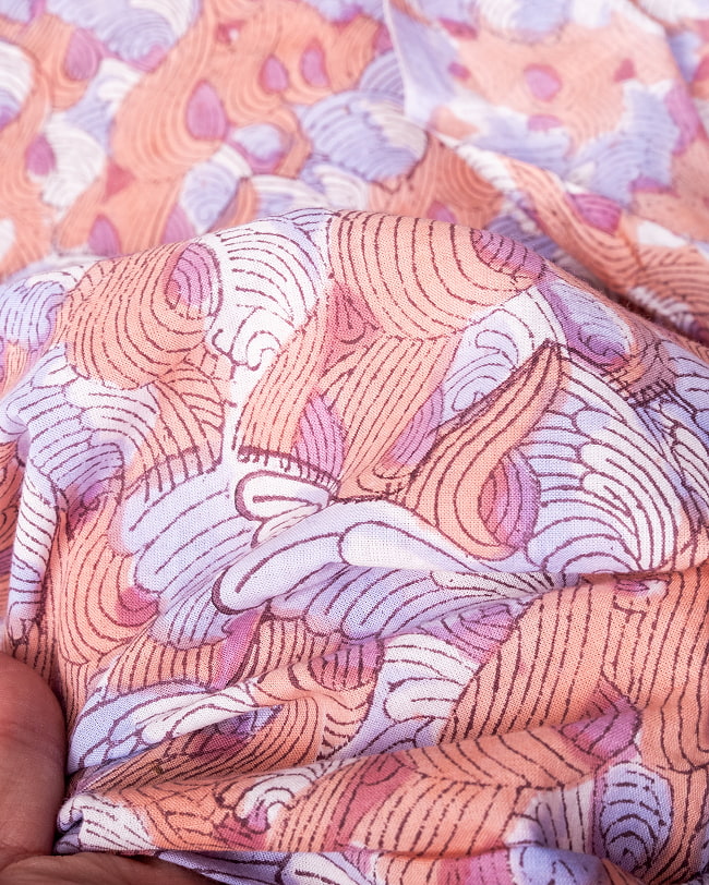 【3個セット】〔1m単位切り売り〕ジャイプル　職人手作り木版染め　色彩美しいボタニカルデザイン〔幅約110cm〕〔サーモン×紫系　波模様〕　おしゃれ　生地　テーブルクロス　手芸素材などへ 8 - このような生地感になります。ウッドブロックにしか出せない風合いです。