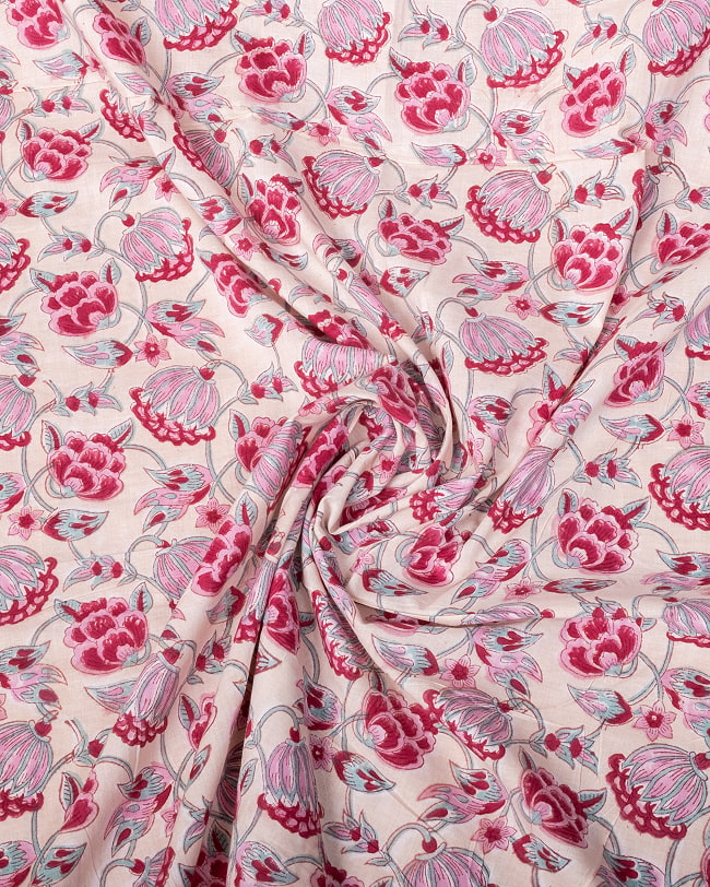 【3個セット】〔1m単位切り売り〕ジャイプル　職人手作り木版染め　色彩美しいボタニカルデザイン〔幅約108cm〕〔薄黄クリーム×ピンク×赤系　更紗柄〕　おしゃれ　生地　テーブルクロス　手芸素材などへ 5 - インドならではの布ですね。