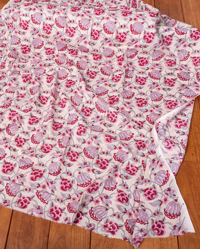 【3個セット】〔1m単位切り売り〕ジャイプル　職人手作り木版染め　色彩美しいボタニカルデザイン〔幅約108cm〕〔薄黄クリーム×ピンク×赤系　更紗柄〕　おしゃれ　生地　テーブルクロス　手芸素材などへ 7 - とても良い風合いです