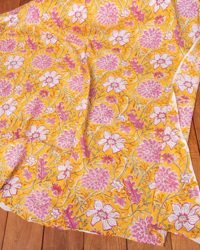 【3個セット】〔1m単位切り売り〕ジャイプル　職人手作り木版染め　色彩美しいボタニカルデザイン〔幅約110cm〕〔イエロー系　更紗柄〕　おしゃれ　生地　テーブルクロス　手芸素材などへ 7 - とても良い風合いです