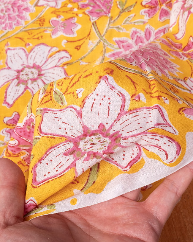 【3個セット】〔1m単位切り売り〕ジャイプル　職人手作り木版染め　色彩美しいボタニカルデザイン〔幅約110cm〕〔イエロー系　更紗柄〕　おしゃれ　生地　テーブルクロス　手芸素材などへ 8 - このような生地感になります。ウッドブロックにしか出せない風合いです。