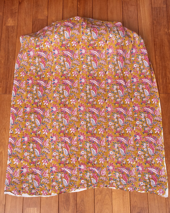 【3個セット】〔1m単位切り売り〕ジャイプル　職人手作り木版染め　色彩美しいボタニカルデザイン〔幅約111cm〕〔黄土×ピンク×青緑系　更紗柄〕　おしゃれ　生地　テーブルクロス　手芸素材などへ 3 - 生地を広げてみたところです。横幅もしっかりあります。注文個数に応じた長さにカットしてお送りいたします。