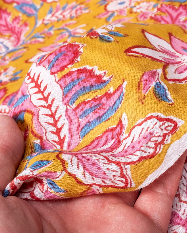 【3個セット】〔1m単位切り売り〕ジャイプル　職人手作り木版染め　色彩美しいボタニカルデザイン〔幅約111cm〕〔黄土×ピンク×青緑系　更紗柄〕　おしゃれ　生地　テーブルクロス　手芸素材などへ 8 - このような生地感になります。ウッドブロックにしか出せない風合いです。