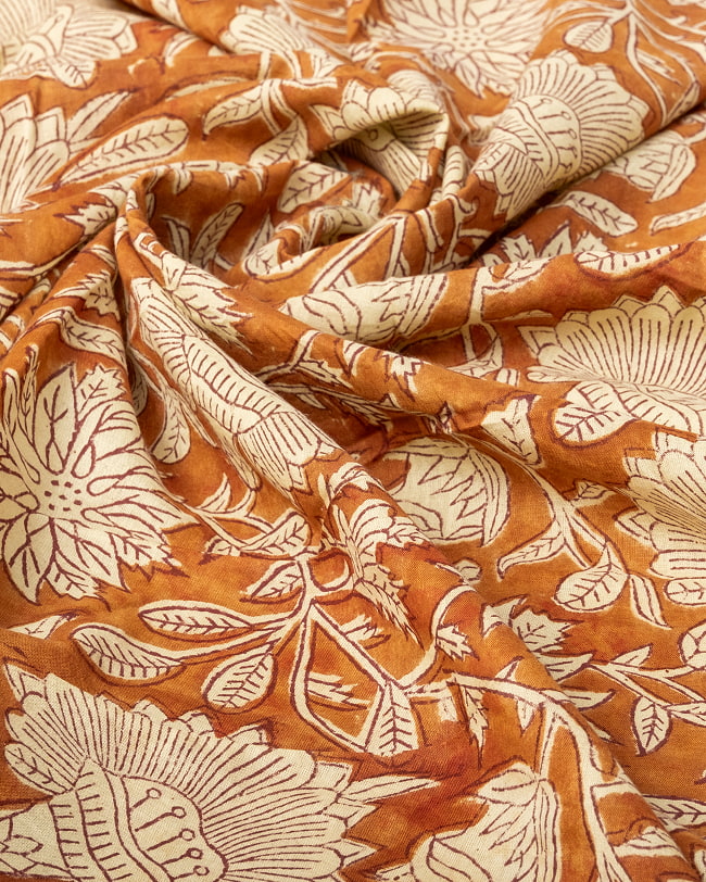 【3個セット】〔1m単位切り売り〕ジャイプル　職人手作り木版染め　色彩美しいボタニカルデザイン〔幅約110cm〕〔ブラウン系　更紗柄〕　おしゃれ　生地　テーブルクロス　手芸素材などへ 6 - 生地の拡大写真です