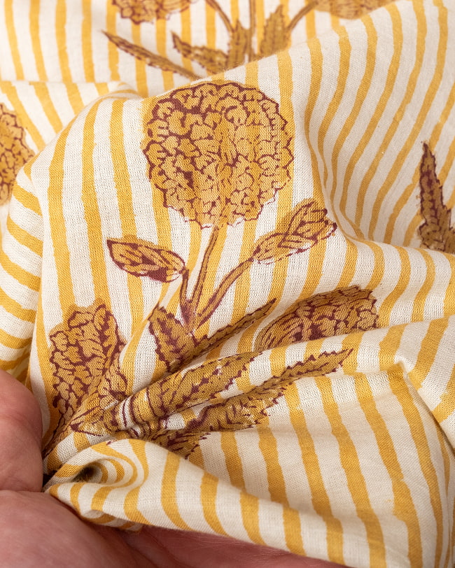 【3個セット】〔1m単位切り売り〕ジャイプル 職人手作り木版染め 色彩美しいボタニカルデザイン〔幅約112cm〕〔ベージュ×ブラウン系 花柄〕 おしゃれ 生地 テーブルクロス 手芸素材などへ 8 - このような生地感になります。ウッドブロックにしか出せない風合いです。