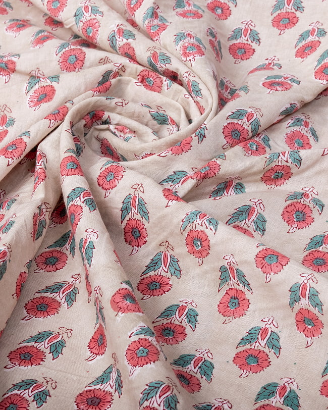 【3個セット】〔1m単位切り売り〕ジャイプル　職人手作り木版染め　色彩美しいボタニカルデザイン〔幅約110cm〕〔薄グリーン系　小花柄〕　おしゃれ　生地　テーブルクロス　手芸素材などへ 6 - 生地の拡大写真です