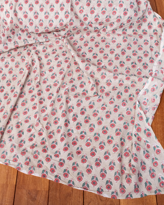 【3個セット】〔1m単位切り売り〕ジャイプル　職人手作り木版染め　色彩美しいボタニカルデザイン〔幅約110cm〕〔薄グリーン系　小花柄〕　おしゃれ　生地　テーブルクロス　手芸素材などへ 7 - とても良い風合いです