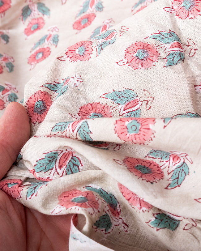 【3個セット】〔1m単位切り売り〕ジャイプル　職人手作り木版染め　色彩美しいボタニカルデザイン〔幅約110cm〕〔薄グリーン系　小花柄〕　おしゃれ　生地　テーブルクロス　手芸素材などへ 8 - このような生地感になります。ウッドブロックにしか出せない風合いです。