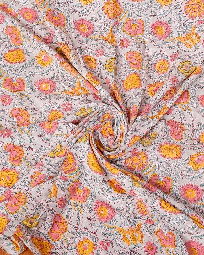 【3個セット】〔1m単位切り売り〕ジャイプル　職人手作り木版染め　色彩美しいボタニカルデザイン〔幅約112cm〕〔薄グリーン系　更紗柄〕　おしゃれ　生地　テーブルクロス　手芸素材などへ 5 - インドならではの布ですね。