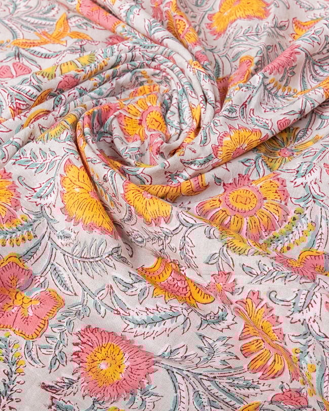 【3個セット】〔1m単位切り売り〕ジャイプル　職人手作り木版染め　色彩美しいボタニカルデザイン〔幅約112cm〕〔薄グリーン系　更紗柄〕　おしゃれ　生地　テーブルクロス　手芸素材などへ 6 - 生地の拡大写真です