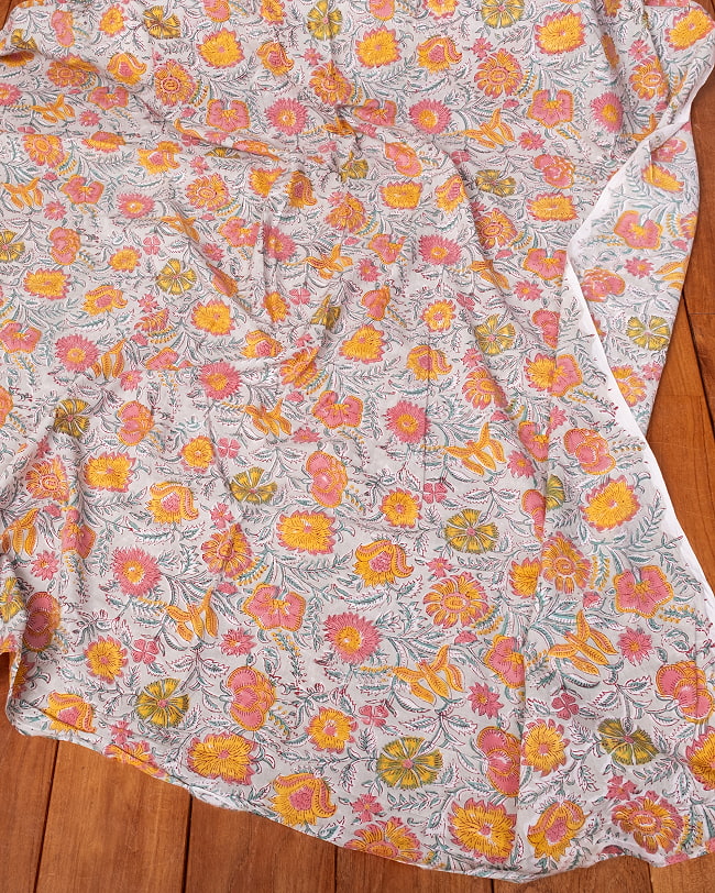 【3個セット】〔1m単位切り売り〕ジャイプル　職人手作り木版染め　色彩美しいボタニカルデザイン〔幅約112cm〕〔薄グリーン系　更紗柄〕　おしゃれ　生地　テーブルクロス　手芸素材などへ 7 - とても良い風合いです