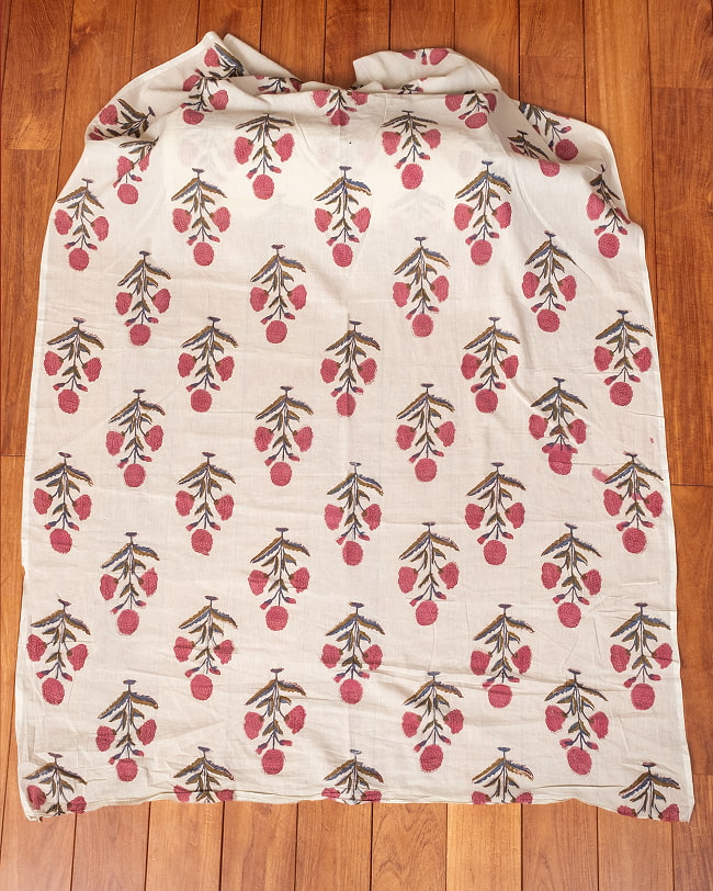 【3個セット】〔1m単位切り売り〕ジャイプル　職人手作り木版染め　色彩美しいボタニカルデザイン〔幅約111cm〕〔薄グリーン系　花柄〕　おしゃれ　生地　テーブルクロス　手芸素材などへ 3 - 生地を広げてみたところです。横幅もしっかりあります。注文個数に応じた長さにカットしてお送りいたします。