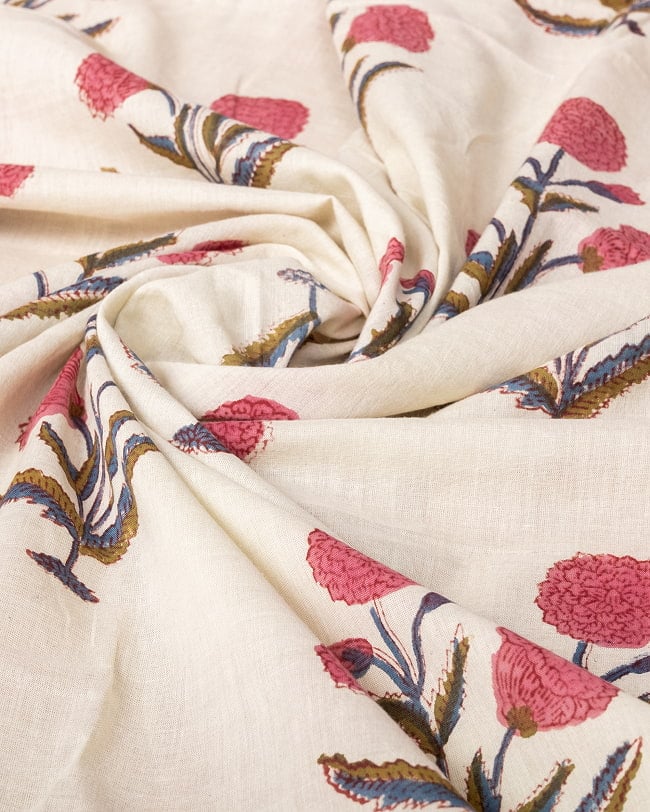 【3個セット】〔1m単位切り売り〕ジャイプル　職人手作り木版染め　色彩美しいボタニカルデザイン〔幅約111cm〕〔薄グリーン系　花柄〕　おしゃれ　生地　テーブルクロス　手芸素材などへ 6 - 生地の拡大写真です