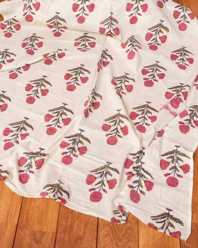 【3個セット】〔1m単位切り売り〕ジャイプル　職人手作り木版染め　色彩美しいボタニカルデザイン〔幅約111cm〕〔薄グリーン系　花柄〕　おしゃれ　生地　テーブルクロス　手芸素材などへ 7 - とても良い風合いです