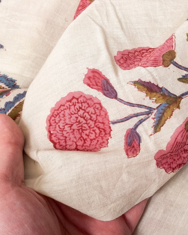 【3個セット】〔1m単位切り売り〕ジャイプル　職人手作り木版染め　色彩美しいボタニカルデザイン〔幅約111cm〕〔薄グリーン系　花柄〕　おしゃれ　生地　テーブルクロス　手芸素材などへ 8 - このような生地感になります。ウッドブロックにしか出せない風合いです。