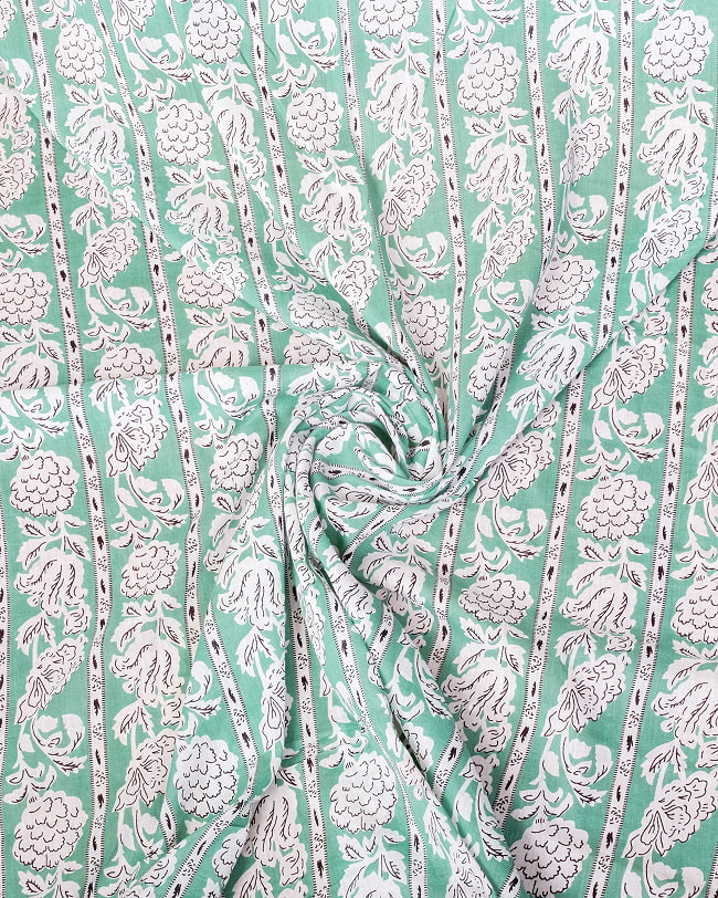 【3個セット】〔1m単位切り売り〕ジャイプル　職人手作り木版染め　色彩美しいボタニカルデザイン〔幅約111cm〕〔ミントグリーン系　更紗柄〕　おしゃれ　生地　テーブルクロス　手芸素材などへ 5 - インドならではの布ですね。