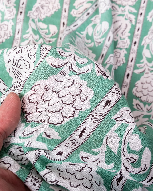 【3個セット】〔1m単位切り売り〕ジャイプル　職人手作り木版染め　色彩美しいボタニカルデザイン〔幅約111cm〕〔ミントグリーン系　更紗柄〕　おしゃれ　生地　テーブルクロス　手芸素材などへ 8 - このような生地感になります。ウッドブロックにしか出せない風合いです。