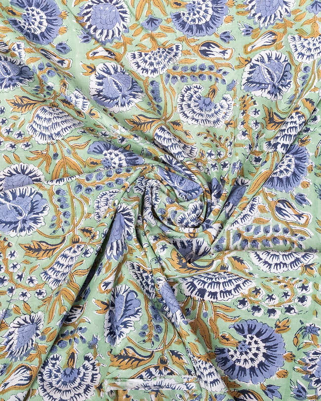 【3個セット】〔1m単位切り売り〕ジャイプル　職人手作り木版染め　色彩美しいボタニカルデザイン〔幅約108cm〕〔グリーン系　更紗柄〕　おしゃれ　生地　テーブルクロス　手芸素材などへ 5 - インドならではの布ですね。