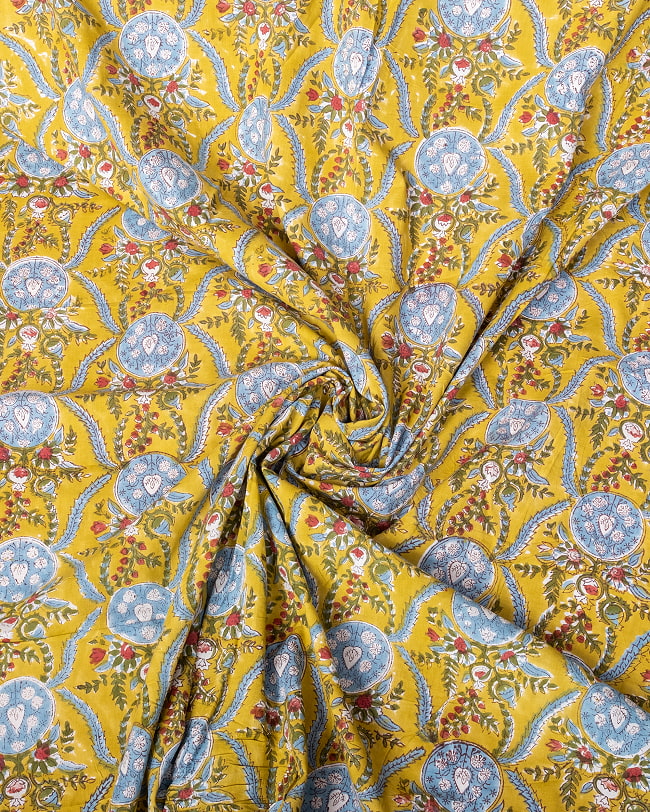 【3個セット】〔1m単位切り売り〕ジャイプル　職人手作り木版染め　色彩美しいボタニカルデザイン〔幅約107cm〕〔黄緑系　更紗柄〕　おしゃれ　生地　テーブルクロス　手芸素材などへ 5 - インドならではの布ですね。