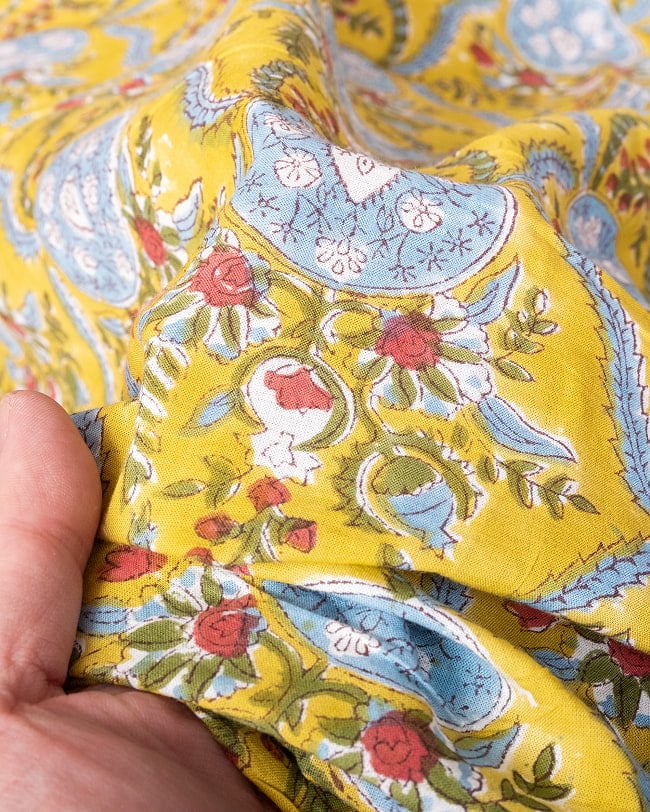 【3個セット】〔1m単位切り売り〕ジャイプル　職人手作り木版染め　色彩美しいボタニカルデザイン〔幅約107cm〕〔黄緑系　更紗柄〕　おしゃれ　生地　テーブルクロス　手芸素材などへ 8 - このような生地感になります。ウッドブロックにしか出せない風合いです。