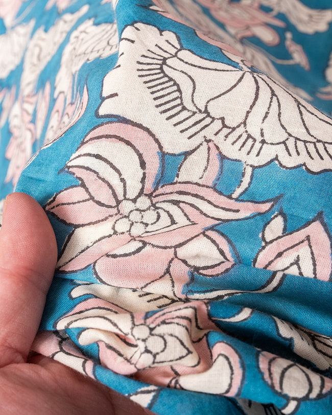 【3個セット】〔1m単位切り売り〕ジャイプル　職人手作り木版染め　色彩美しいボタニカルデザイン〔幅約108cm〕〔青緑系　ロータス柄〕　おしゃれ　生地　テーブルクロス　手芸素材などへ 8 - このような生地感になります。ウッドブロックにしか出せない風合いです。