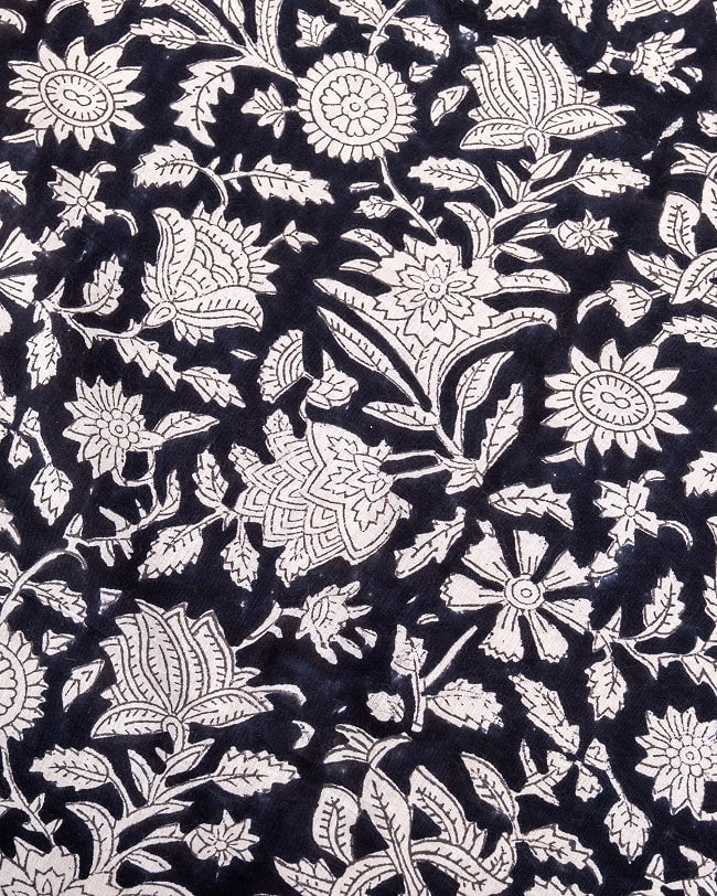 【3個セット】〔1m単位切り売り〕ジャイプル　職人手作り木版染め　色彩美しいボタニカルデザイン〔幅約109cm〕〔ブラック系　更紗柄〕　おしゃれ　生地　テーブルクロス　手芸素材などへ 4 - 1mの長さごとにご購入いただけます。