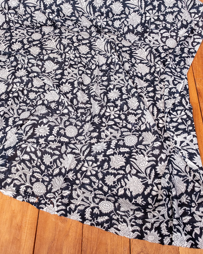 【3個セット】〔1m単位切り売り〕ジャイプル　職人手作り木版染め　色彩美しいボタニカルデザイン〔幅約109cm〕〔ブラック系　更紗柄〕　おしゃれ　生地　テーブルクロス　手芸素材などへ 7 - とても良い風合いです