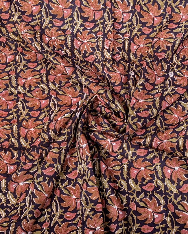 【3個セット】〔1m単位切り売り〕ジャイプル　職人手作り木版染め　色彩美しいボタニカルデザイン〔幅約110cm〕〔ブラック系　更紗柄〕　おしゃれ　生地　テーブルクロス　手芸素材などへ 5 - インドならではの布ですね。