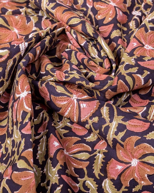 【3個セット】〔1m単位切り売り〕ジャイプル　職人手作り木版染め　色彩美しいボタニカルデザイン〔幅約110cm〕〔ブラック系　更紗柄〕　おしゃれ　生地　テーブルクロス　手芸素材などへ 6 - 生地の拡大写真です