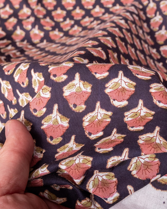 【3個セット】〔1m単位切り売り〕ジャイプル　職人手作り木版染め　色彩美しいボタニカルデザイン〔幅約108cm〕〔ブラック系　小花柄〕　おしゃれ　生地　テーブルクロス　手芸素材などへ 8 - このような生地感になります。ウッドブロックにしか出せない風合いです。