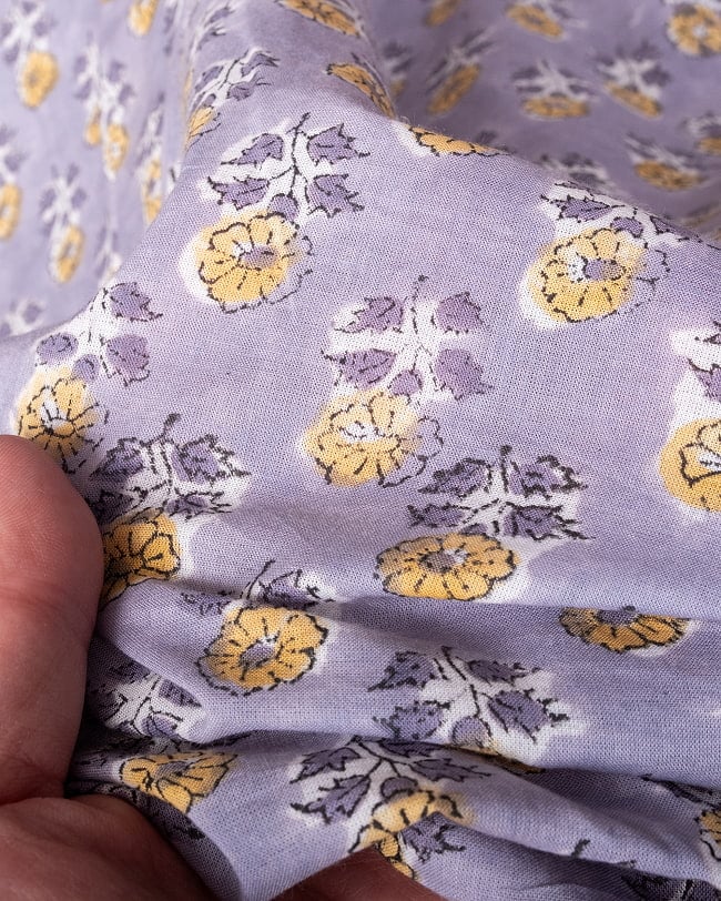 【3個セット】〔1m単位切り売り〕ジャイプル 職人手作り木版染め 色彩美しいボタニカルデザイン〔幅約108cm〕〔グレー系 小花柄〕 おしゃれ 生地 テーブルクロス 手芸素材などへ 8 - このような生地感になります。ウッドブロックにしか出せない風合いです。