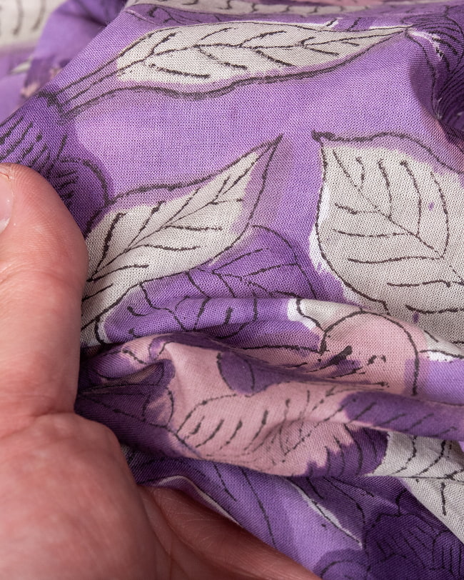 【3個セット】〔1m単位切り売り〕ジャイプル　職人手作り木版染め　色彩美しいボタニカルデザイン〔幅約111cm〕〔パープル系　更紗柄〕　おしゃれ　生地　テーブルクロス　手芸素材などへ 8 - このような生地感になります。ウッドブロックにしか出せない風合いです。