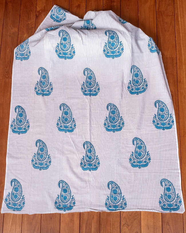 【3個セット】〔1m単位切り売り〕ジャイプル　職人手作り木版染め　色彩美しいボタニカルデザイン〔幅約109cm〕〔白×グレー×青系　ストライプペイズリー〕　おしゃれ　生地　テーブルクロス　手芸素材など 3 - 生地を広げてみたところです。横幅もしっかりあります。注文個数に応じた長さにカットしてお送りいたします。