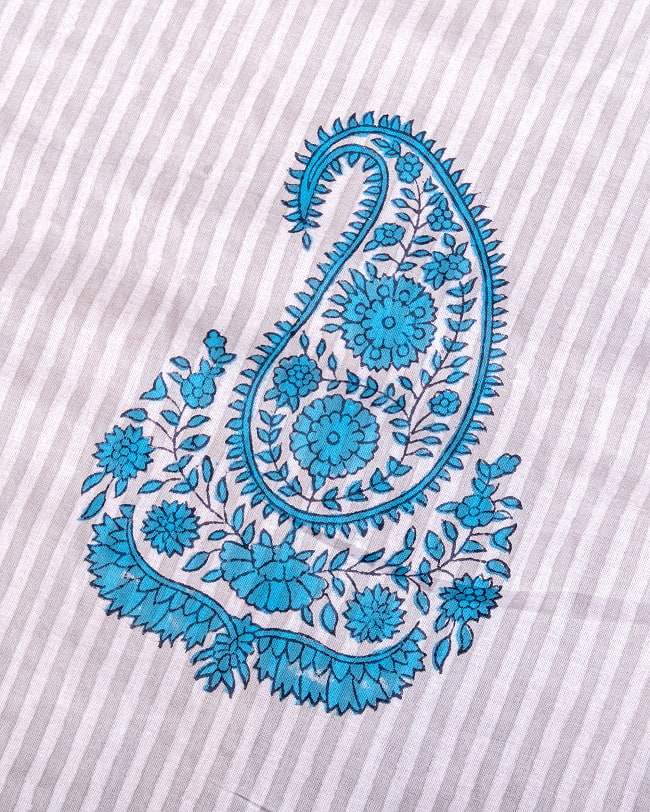 【3個セット】〔1m単位切り売り〕ジャイプル　職人手作り木版染め　色彩美しいボタニカルデザイン〔幅約109cm〕〔白×グレー×青系　ストライプペイズリー〕　おしゃれ　生地　テーブルクロス　手芸素材など 4 - 1mの長さごとにご購入いただけます。