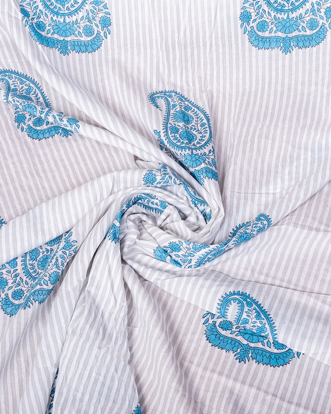 【3個セット】〔1m単位切り売り〕ジャイプル　職人手作り木版染め　色彩美しいボタニカルデザイン〔幅約109cm〕〔白×グレー×青系　ストライプペイズリー〕　おしゃれ　生地　テーブルクロス　手芸素材など 5 - インドならではの布ですね。