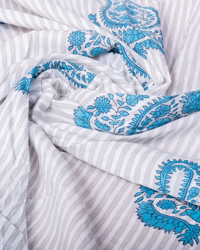 【3個セット】〔1m単位切り売り〕ジャイプル　職人手作り木版染め　色彩美しいボタニカルデザイン〔幅約109cm〕〔白×グレー×青系　ストライプペイズリー〕　おしゃれ　生地　テーブルクロス　手芸素材など 6 - 生地の拡大写真です