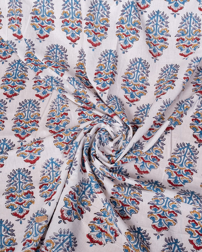 【3個セット】〔1m単位切り売り〕ジャイプル 職人手作り木版染め 色彩美しいボタニカルデザイン〔幅約109cm〕〔白×青×赤×橙系 更紗柄〕 おしゃれ 生地 テーブルクロス 手芸素材などへ 5 - インドならではの布ですね。