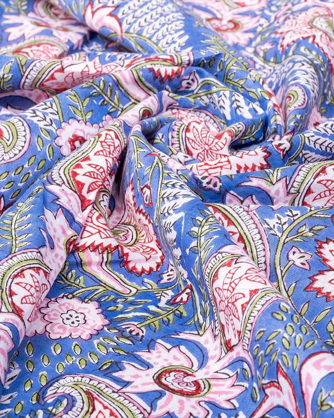 【5個セット】〔1m単位切り売り〕ジャイプル　職人手作り木版染め　色彩美しいボタニカルデザイン〔幅約111cm〕〔ブルー系　更紗柄〕　おしゃれ　生地　テーブルクロス　手芸素材などへ 6 - 生地の拡大写真です