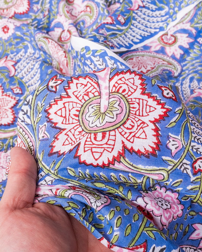 【5個セット】〔1m単位切り売り〕ジャイプル　職人手作り木版染め　色彩美しいボタニカルデザイン〔幅約111cm〕〔ブルー系　更紗柄〕　おしゃれ　生地　テーブルクロス　手芸素材などへ 8 - このような生地感になります。ウッドブロックにしか出せない風合いです。
