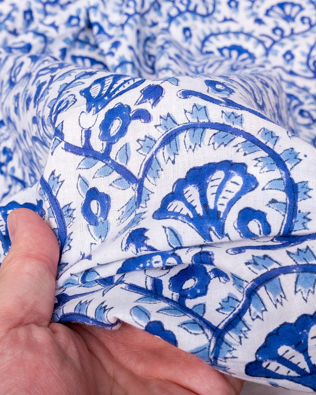 【5個セット】〔1m単位切り売り〕ジャイプル　職人手作り木版染め　色彩美しいボタニカルデザイン〔幅約106cm〕〔ブルー系　更紗柄〕　おしゃれ　生地　テーブルクロス　手芸素材などへ 8 - このような生地感になります。ウッドブロックにしか出せない風合いです。