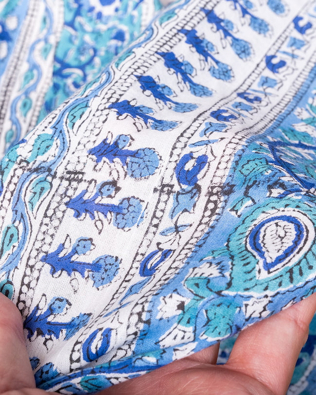 【5個セット】〔1m単位切り売り〕ジャイプル　職人手作り木版染め　色彩美しいボタニカルデザイン〔幅約109cm〕〔ブルー×青緑系　更紗柄〕　おしゃれ　生地　テーブルクロス　手芸素材などへ 8 - このような生地感になります。ウッドブロックにしか出せない風合いです。