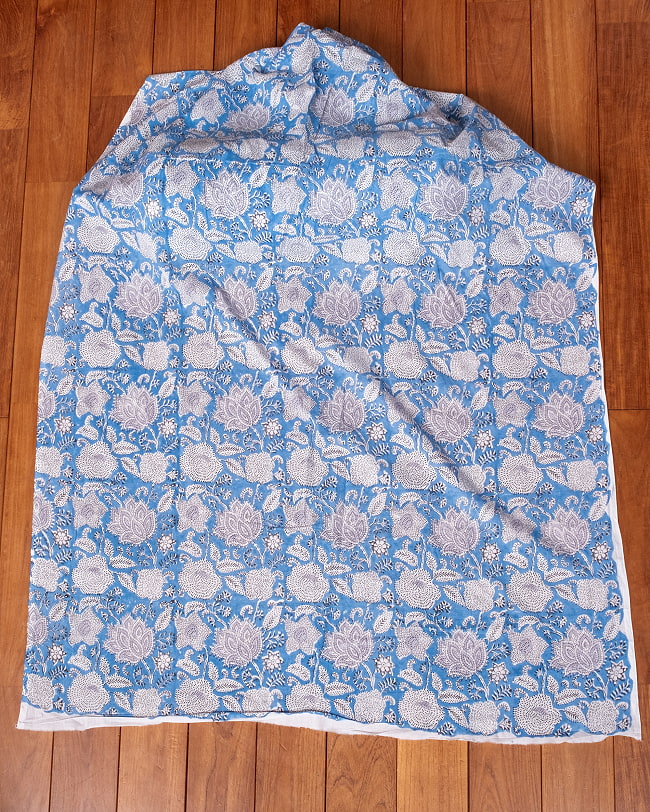 【5個セット】〔1m単位切り売り〕ジャイプル　職人手作り木版染め　色彩美しいボタニカルデザイン〔幅約106cm〕〔水色系　更紗柄〕　おしゃれ　生地　テーブルクロス　手芸素材などへ 3 - 生地を広げてみたところです。横幅もしっかりあります。注文個数に応じた長さにカットしてお送りいたします。