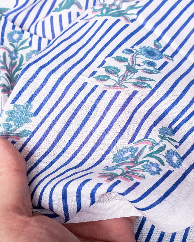 【5個セット】〔1m単位切り売り〕ジャイプル　職人手作り木版染め　色彩美しいボタニカルデザイン〔幅約113cm〕〔ブルー系　更紗柄〕　おしゃれ　生地　テーブルクロス　手芸素材などへ 8 - このような生地感になります。ウッドブロックにしか出せない風合いです。