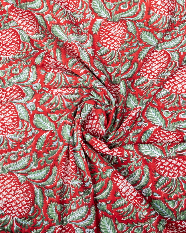 【5個セット】〔1m単位切り売り〕ジャイプル　職人手作り木版染め　色彩美しいボタニカルデザイン〔幅約109cm〕〔レッド系　パイナップル柄〕　おしゃれ　生地　テーブルクロス　手芸素材などへ 5 - インドならではの布ですね。