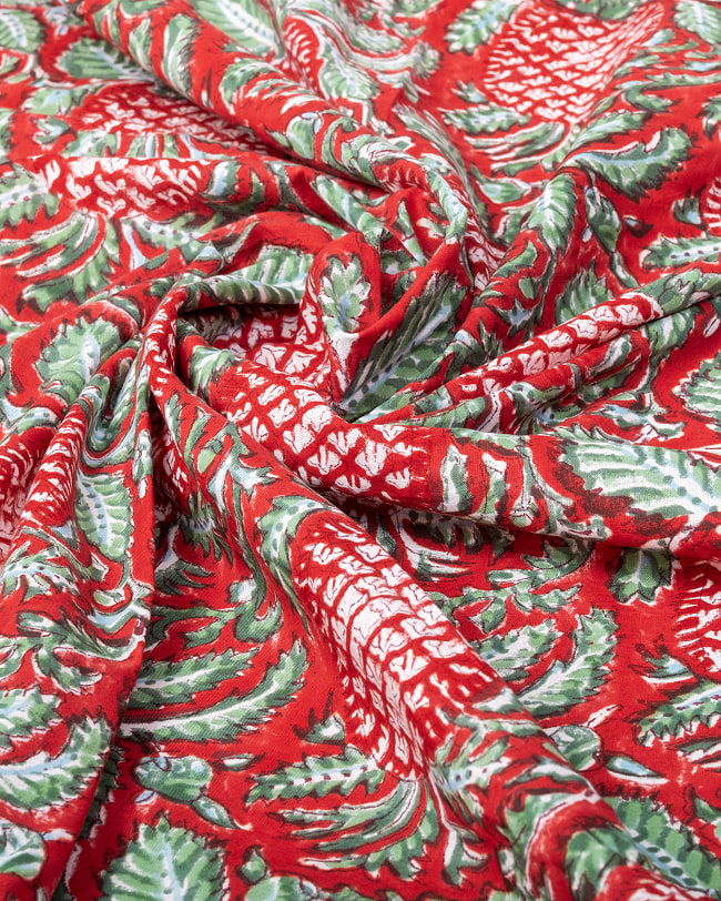 【5個セット】〔1m単位切り売り〕ジャイプル　職人手作り木版染め　色彩美しいボタニカルデザイン〔幅約109cm〕〔レッド系　パイナップル柄〕　おしゃれ　生地　テーブルクロス　手芸素材などへ 6 - 生地の拡大写真です
