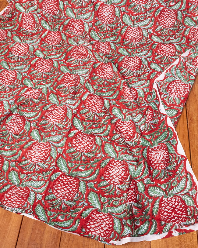 【5個セット】〔1m単位切り売り〕ジャイプル　職人手作り木版染め　色彩美しいボタニカルデザイン〔幅約109cm〕〔レッド系　パイナップル柄〕　おしゃれ　生地　テーブルクロス　手芸素材などへ 7 - とても良い風合いです