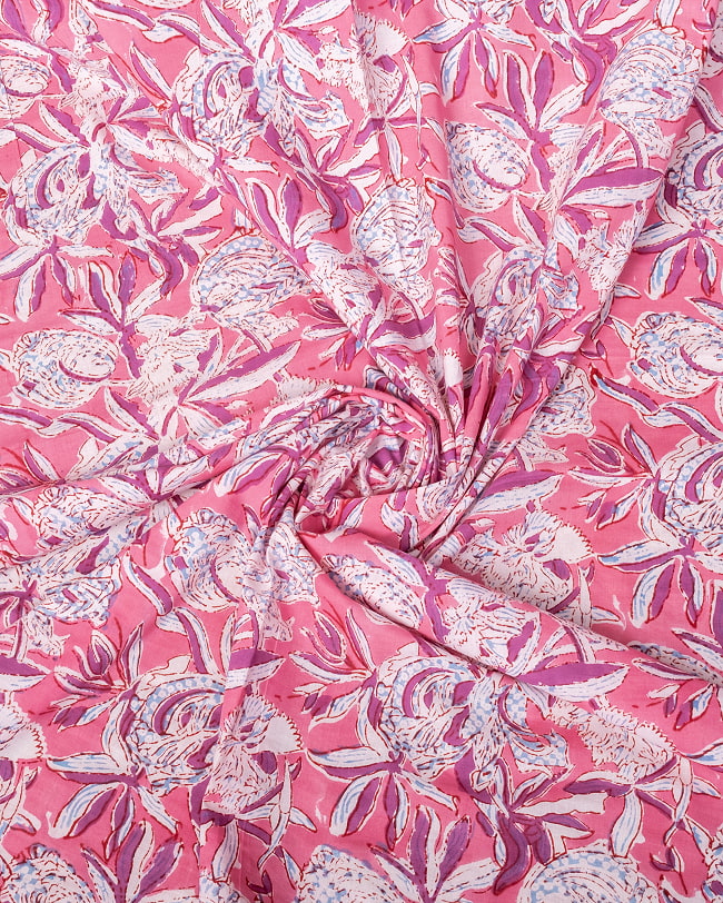 【5個セット】〔1m単位切り売り〕ジャイプル　職人手作り木版染め　色彩美しいボタニカルデザイン〔幅約108cm〕〔ピンク系　更紗柄〕　おしゃれ　生地　テーブルクロス　手芸素材などへ 5 - インドならではの布ですね。