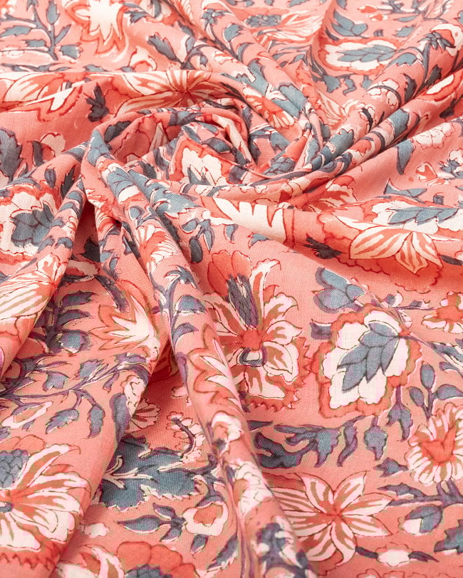 【5個セット】〔1m単位切り売り〕ジャイプル　職人手作り木版染め　色彩美しいボタニカルデザイン〔幅約109cm〕〔サーモンオレンジ系　更紗柄〕　おしゃれ　生地　テーブルクロス　手芸素材などへ 6 - 生地の拡大写真です