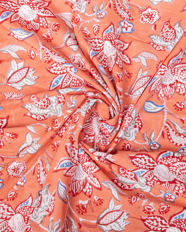 【5個セット】〔1m単位切り売り〕ジャイプル　職人手作り木版染め　色彩美しいボタニカルデザイン〔幅約109cm〕〔サーモンオレンジ系　更紗柄〕　おしゃれ　生地　テーブルクロス　手芸素材などへ 5 - インドならではの布ですね。