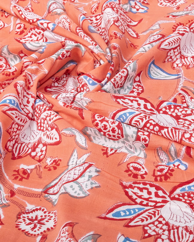 【5個セット】〔1m単位切り売り〕ジャイプル　職人手作り木版染め　色彩美しいボタニカルデザイン〔幅約109cm〕〔サーモンオレンジ系　更紗柄〕　おしゃれ　生地　テーブルクロス　手芸素材などへ 6 - 生地の拡大写真です